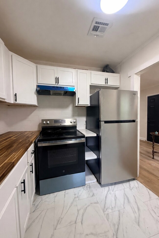 Building Photo - For Rent — Updated & Move-In Ready!