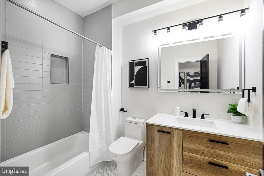 Building Photo - 616 Kenyon St NW