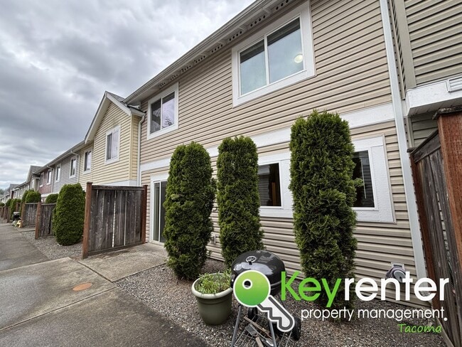 Building Photo - Modern Comfort Meets Great Location in Thi...
