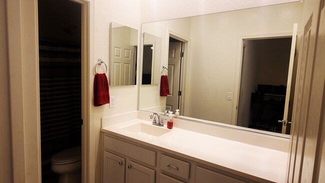 Building Photo - Like new 4-bedroom with Teen suite & Commu...