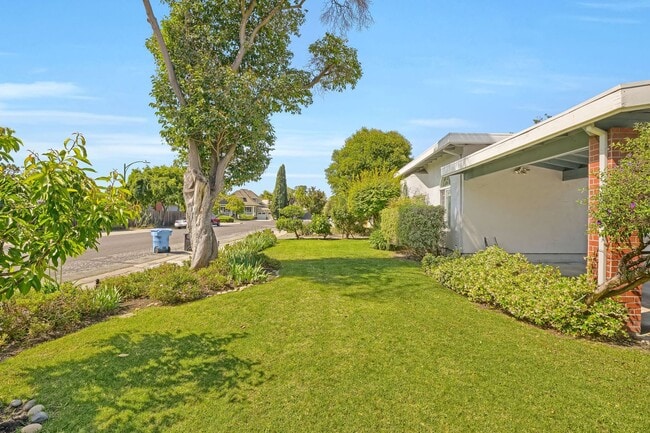 Building Photo - Spacious 4 bed, 2.5 Bath Home with Bonus Room and Pool in Palo Alto!