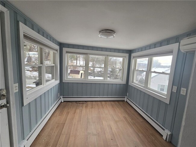 Building Photo - 930 Elm St