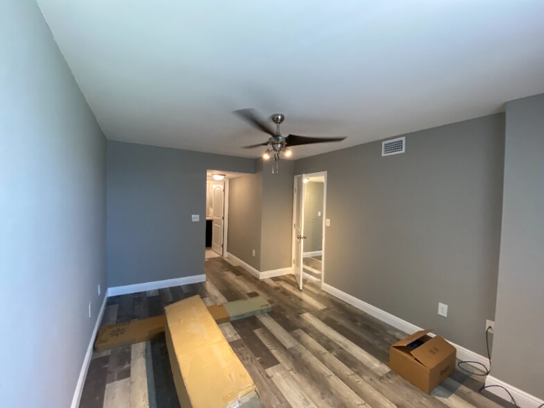 Building Photo - 2831 N Oakland Forest Dr