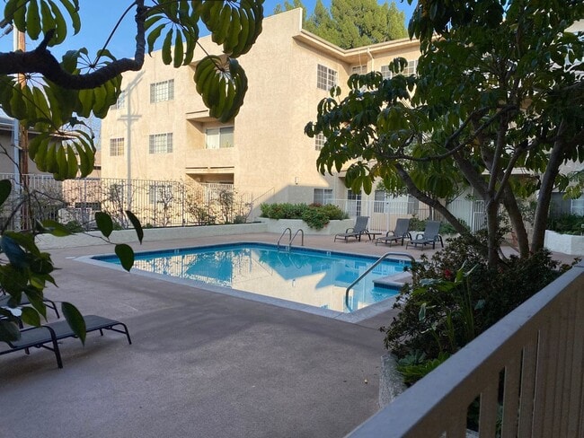 Building Photo - LOOK AND LEASE OFFER: $500.00 OFF 1st MONT...
