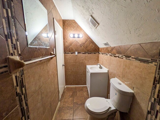 Building Photo - 460 Belvedere Dr