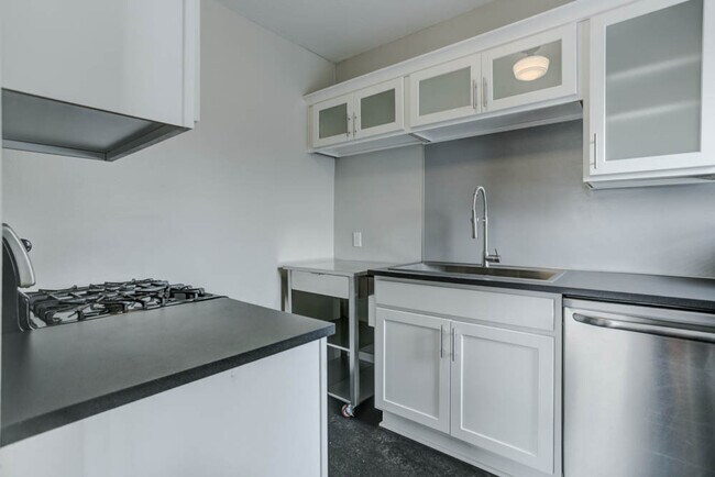 Building Photo - Nicely Renovated Top Floor Corner 1-Bed w/...