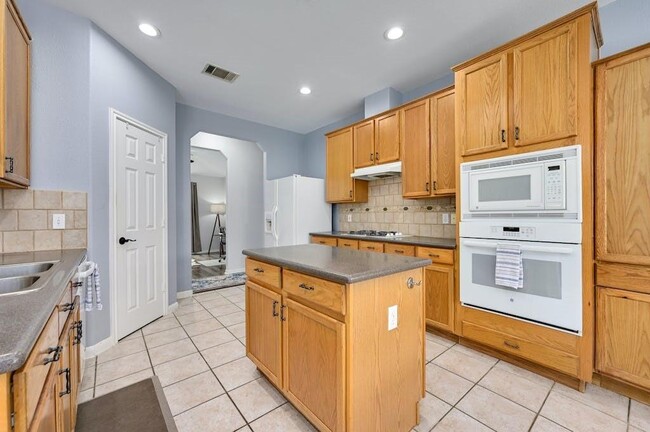 Building Photo - 2911 Red Bud Ln