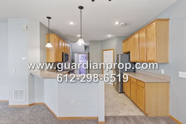 Building Photo - End Unit Townhouse Available Now, Open Floor Plan, Fireplace, Patio, Large Primary Suite