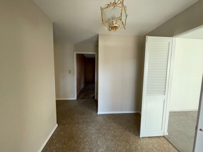 Building Photo - 3 bedroom, 2 bath, 2 living areas, 2 car garage Ranch style home nestled on a corner lot