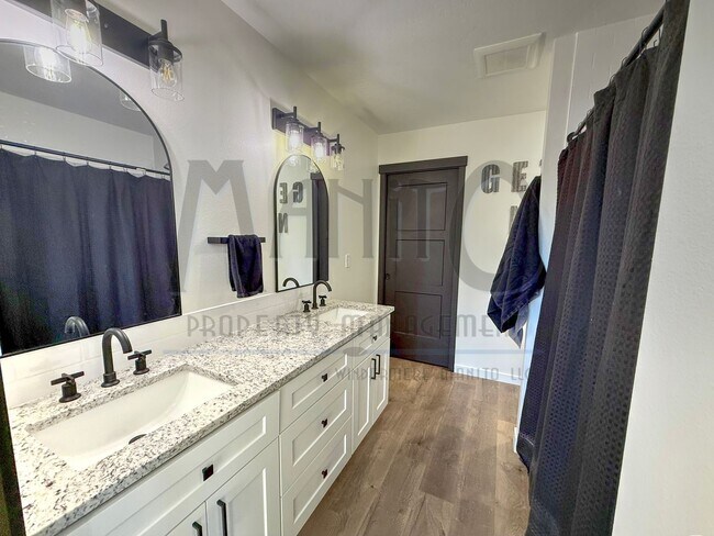 Building Photo - Beautiful Townhouse Steps From Centennial ...
