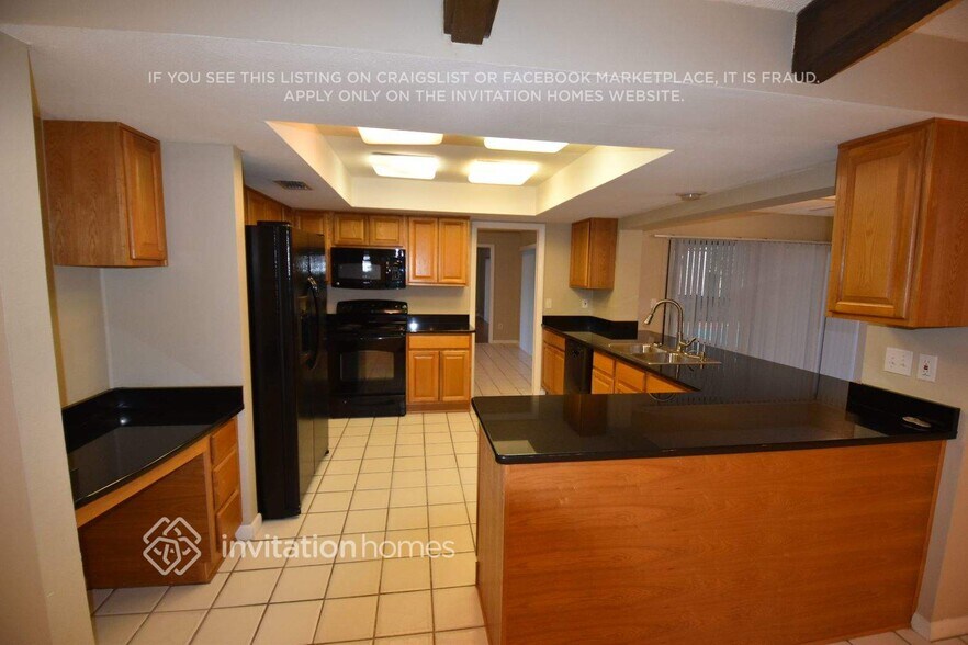 Building Photo - 204 W Ridgewood Ct