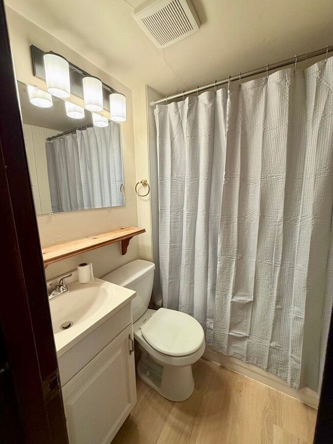 Building Photo - Clean and cozy cabin in Suquamish.