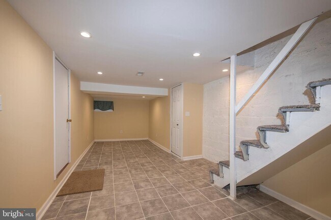 Building Photo - 3317 W Garrison Ave