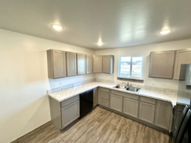 Building Photo - 3181 Queen Anns St