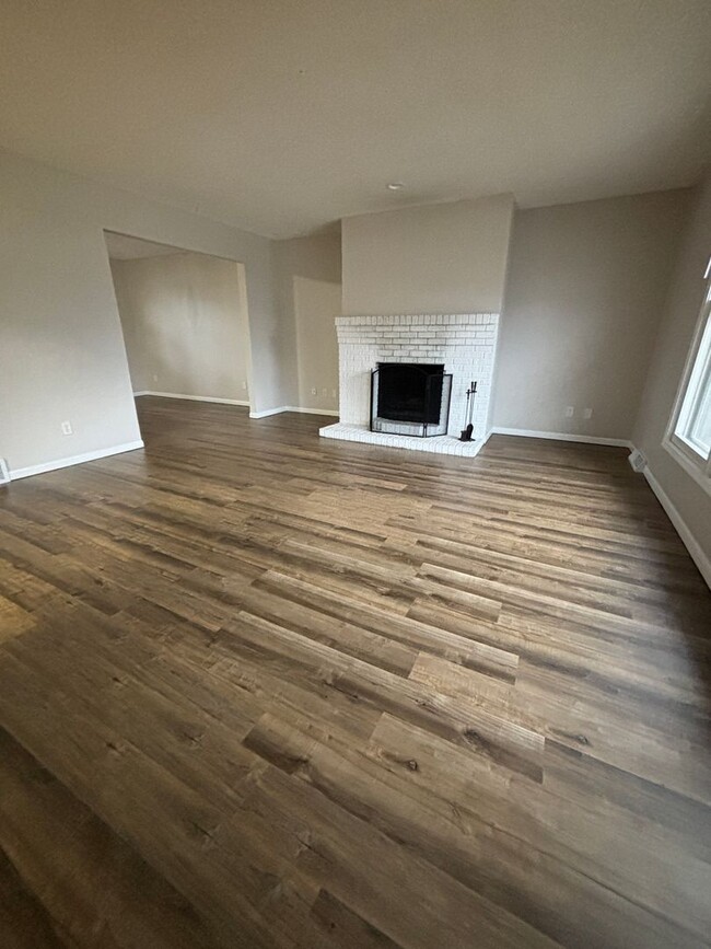 Building Photo - 2 Bedroom duplex in desirable Waterloo nei...