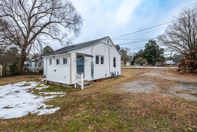 Building Photo - Cozy 2/1 with large backyard