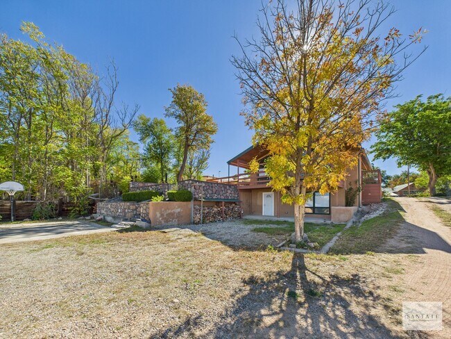 Building Photo - Single Family Home minutes from Los Alamos/Pojoaque