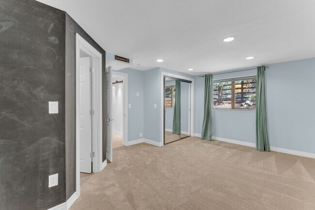 Building Photo - Holiday Ranchettes in Park Meadows