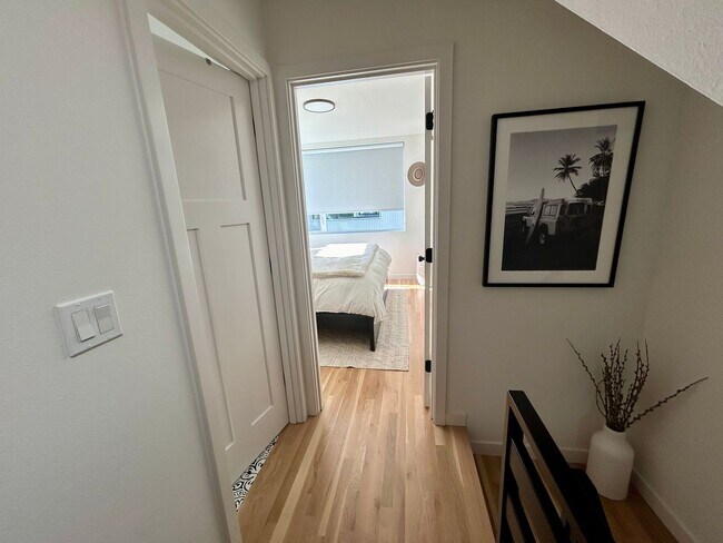 Building Photo - Spacious Ballard Townhome- 2 Bedrooms with Parking