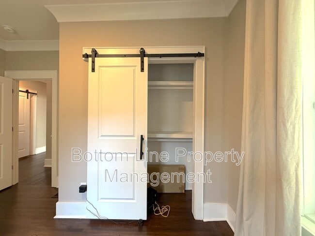 Building Photo - 621 S Summit Ave