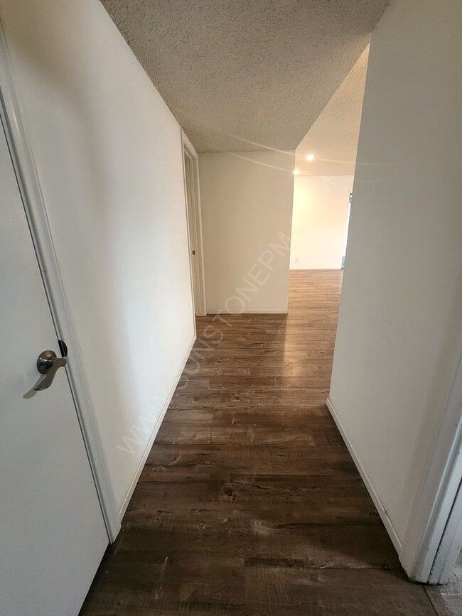 Building Photo - 3 bedroom, 2 bathroom