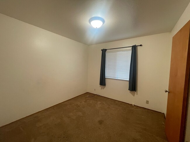 Building Photo - A 3 bedroom and 2 bathroom home in San Bruno!