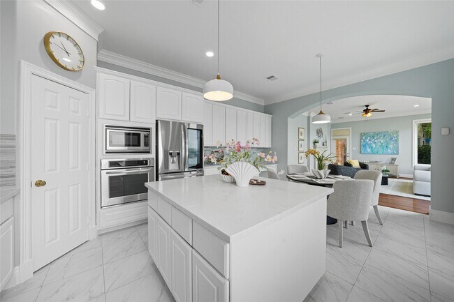 Building Photo - 5934 Stratford Gardens Dr