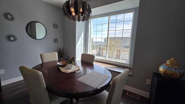 Building Photo - Modern 4 Bedroom 5 Bath Townhome - With Lots of Natural Light and Great Views!