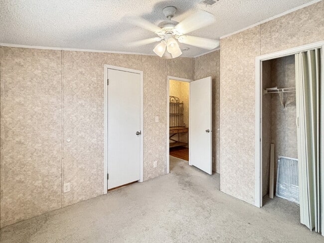 Building Photo - Charming Coastal Retreat in Ridgeway | Fenced Yard + Garage | Hobe Sound