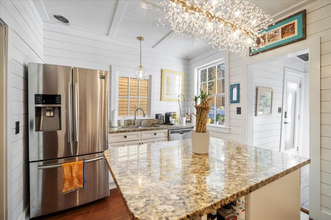 Building Photo - 237 Coming St