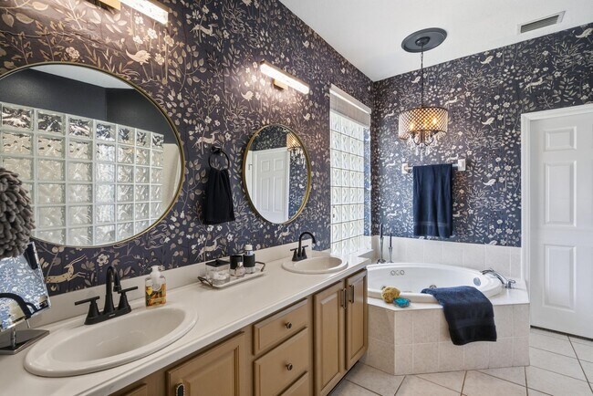 Building Photo - 1020 W Rollingwood Ct