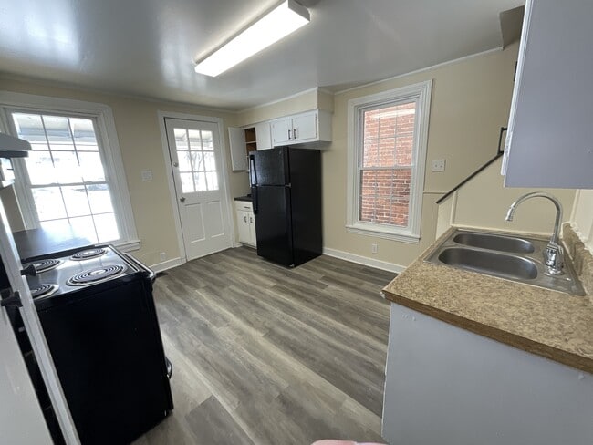 Building Photo - 544 Smith St