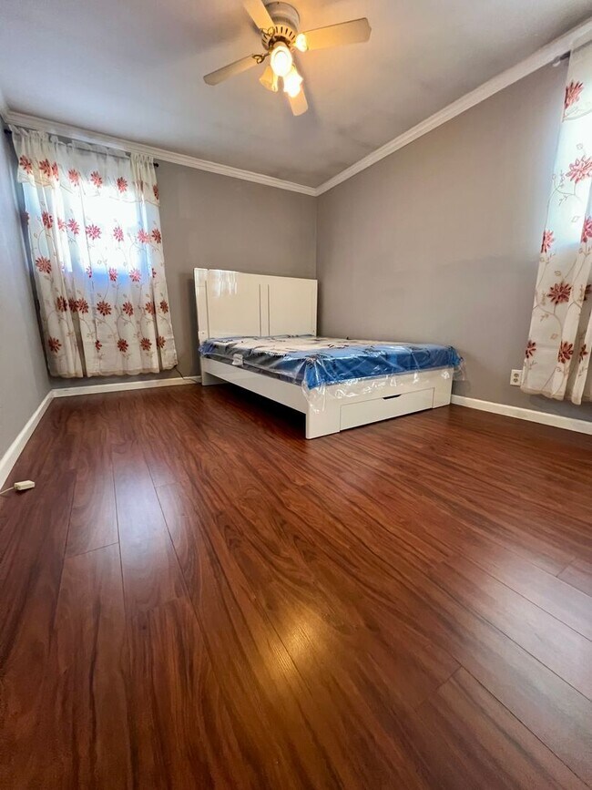 Building Photo - Gorgeous 4-Bedroom Townhome with One-Car Garage! Available NOW!