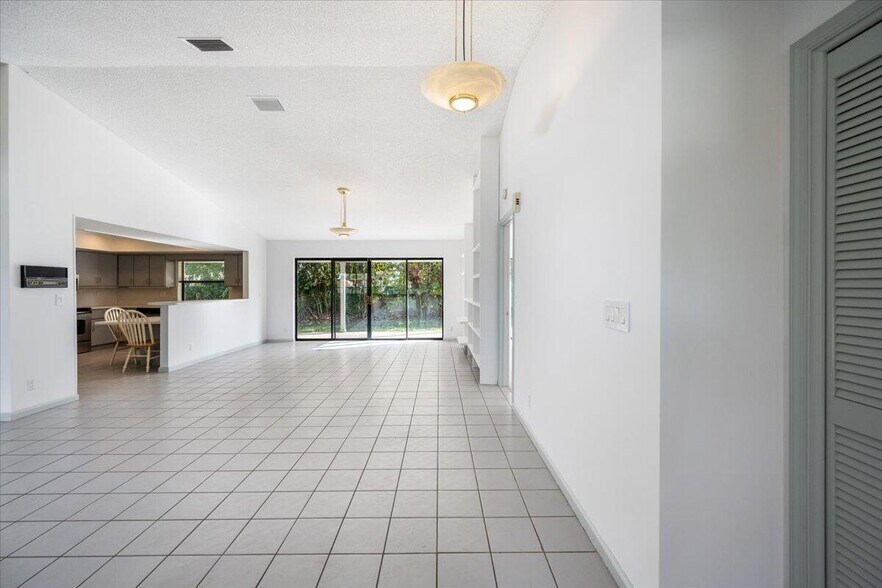 Building Photo - 2216 Amesbury Ct