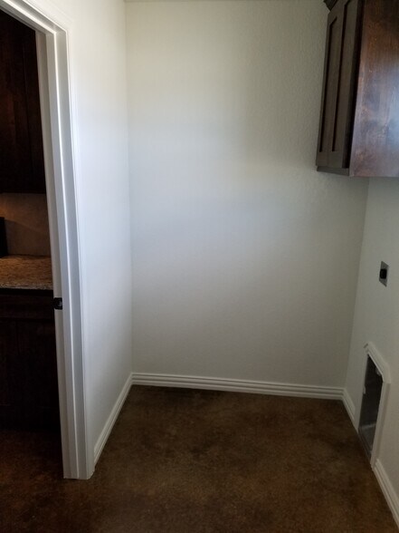 Building Photo - 127 Crossfire Ct