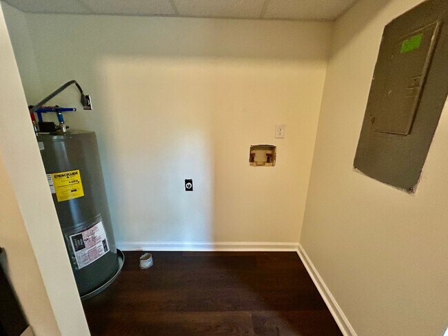 Building Photo - HALF OFF FIRST MONTH - 2 Bedroom in Versailles!