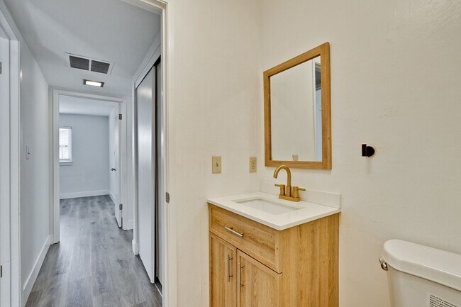 Building Photo - 947 // Duplex