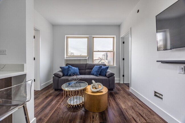 Building Photo - Brand NEW 2-Bedroom in the heart of Andersonville with Separate Kitchen, In-Unit Laundry & Sunlig...