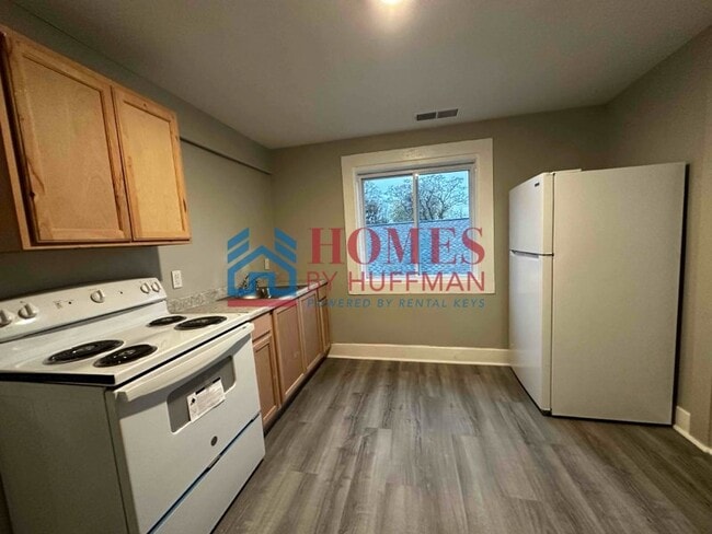 Building Photo - One Bedroom Upstairs Duplex | Move in Ready