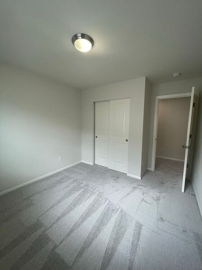 Building Photo - 4 bedrooms + BONUS ROOM And 2.5 baths Tumw...