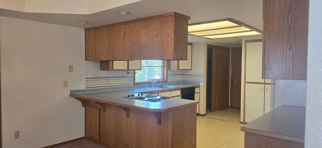 Building Photo - Spacious Home With Sunroom