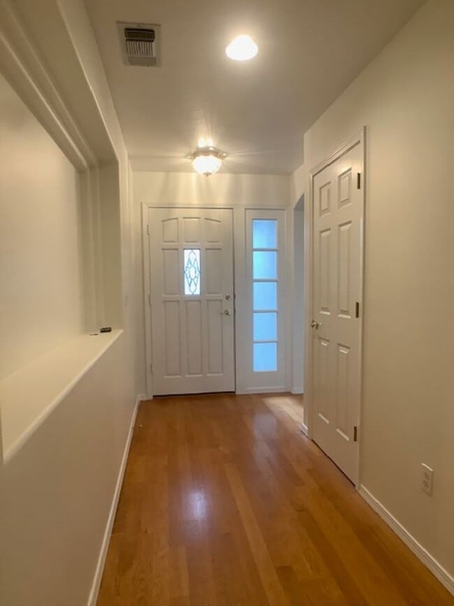 Building Photo - Three bedroom home in gated Alder Creek Community! | Available December