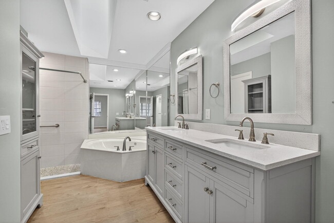 Building Photo - 12865 Meadowbend Dr