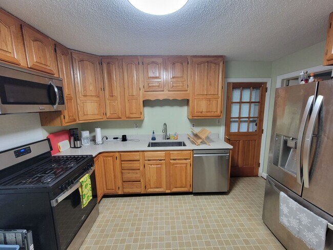 Building Photo - 3 Bedroom 2 Bathroom House