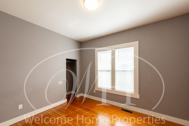 Building Photo - Great 2 Bedroom with Classic Finishes