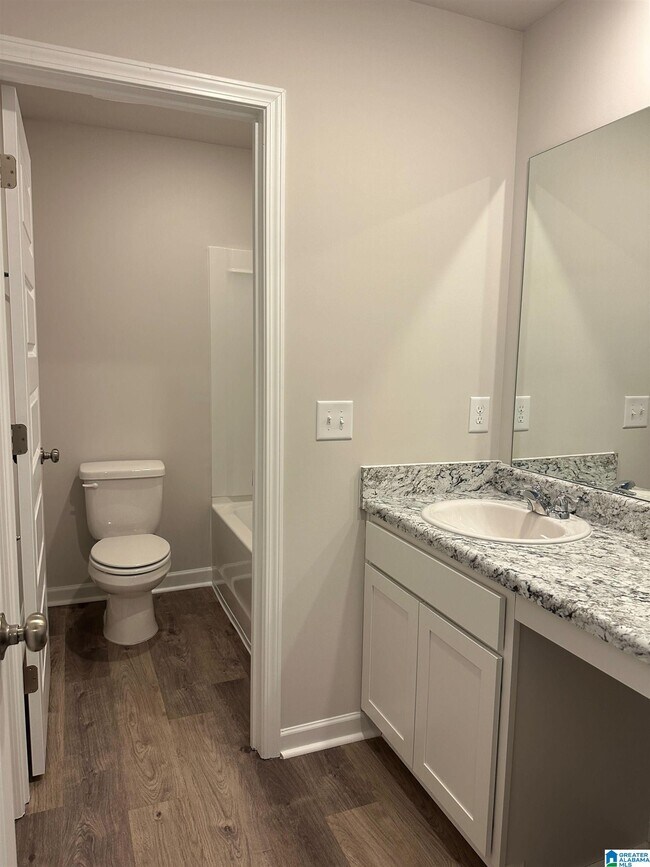 Building Photo - 184 Dogwood St