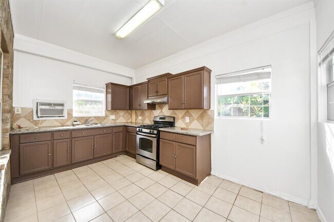Building Photo - 6306 Bain Dr