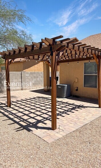 Building Photo - 2057 E Calle Arroyo Lindo