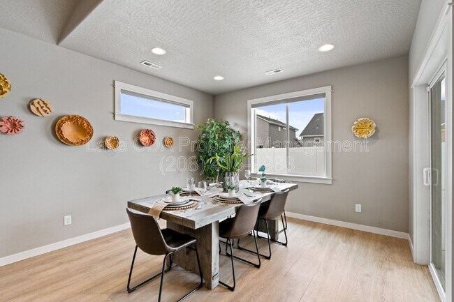 Building Photo - 5673 W Rockingham Dr