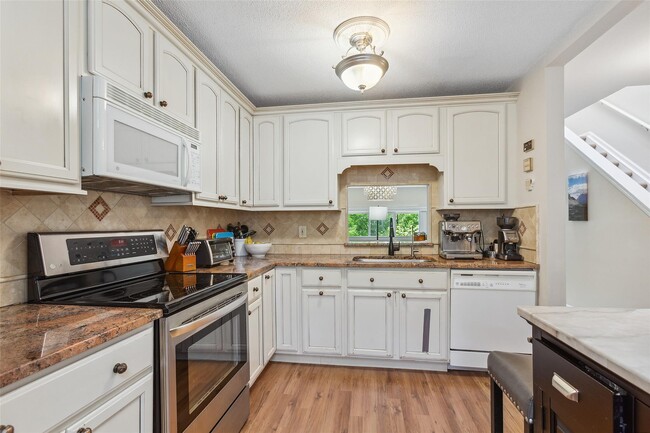 Building Photo - 304 Appletree Ln